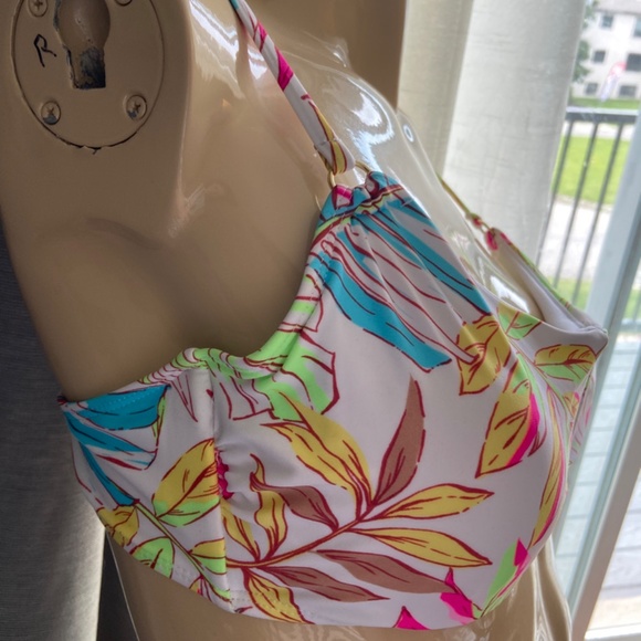 *NEW!* XL - No boundaries white, and patterned wired bikini top - Picture 5 of 12